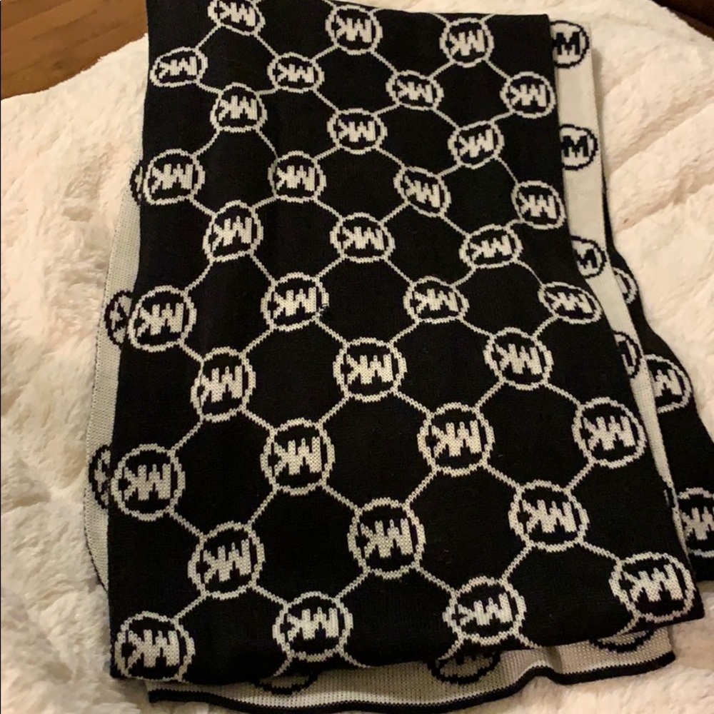 Michael Kors reversible scarf